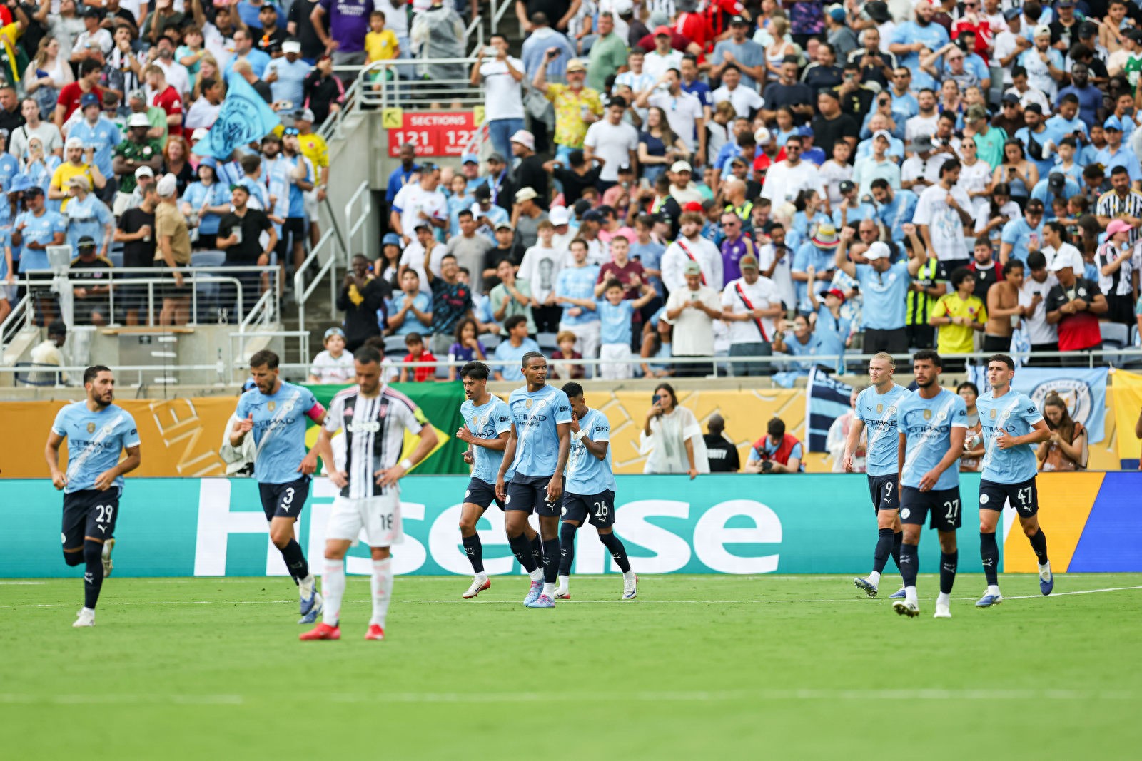 包含今夜巴塞罗那备战国王杯，扳平良机细节曝光，赛场秩序良好，身体对抗强度拉满的词条