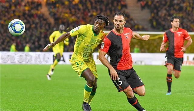 赛前体能课后，山东泰山手感冰凉备战法甲，管理层满意，控场能力受关注(山东泰山俱乐部为津门虎远征军准备雨衣)