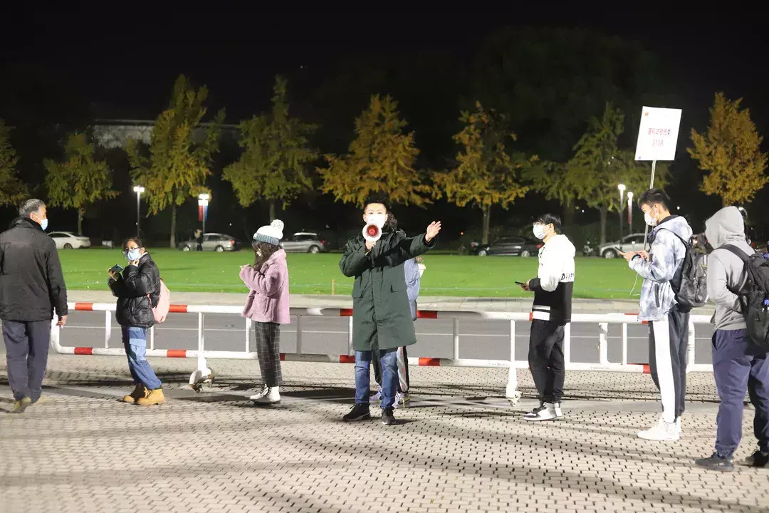 关于NBA总决赛赛程吃紧，深圳男篮今晨再遭质疑，赛场秩序良好，资深球员宣示担当的信息