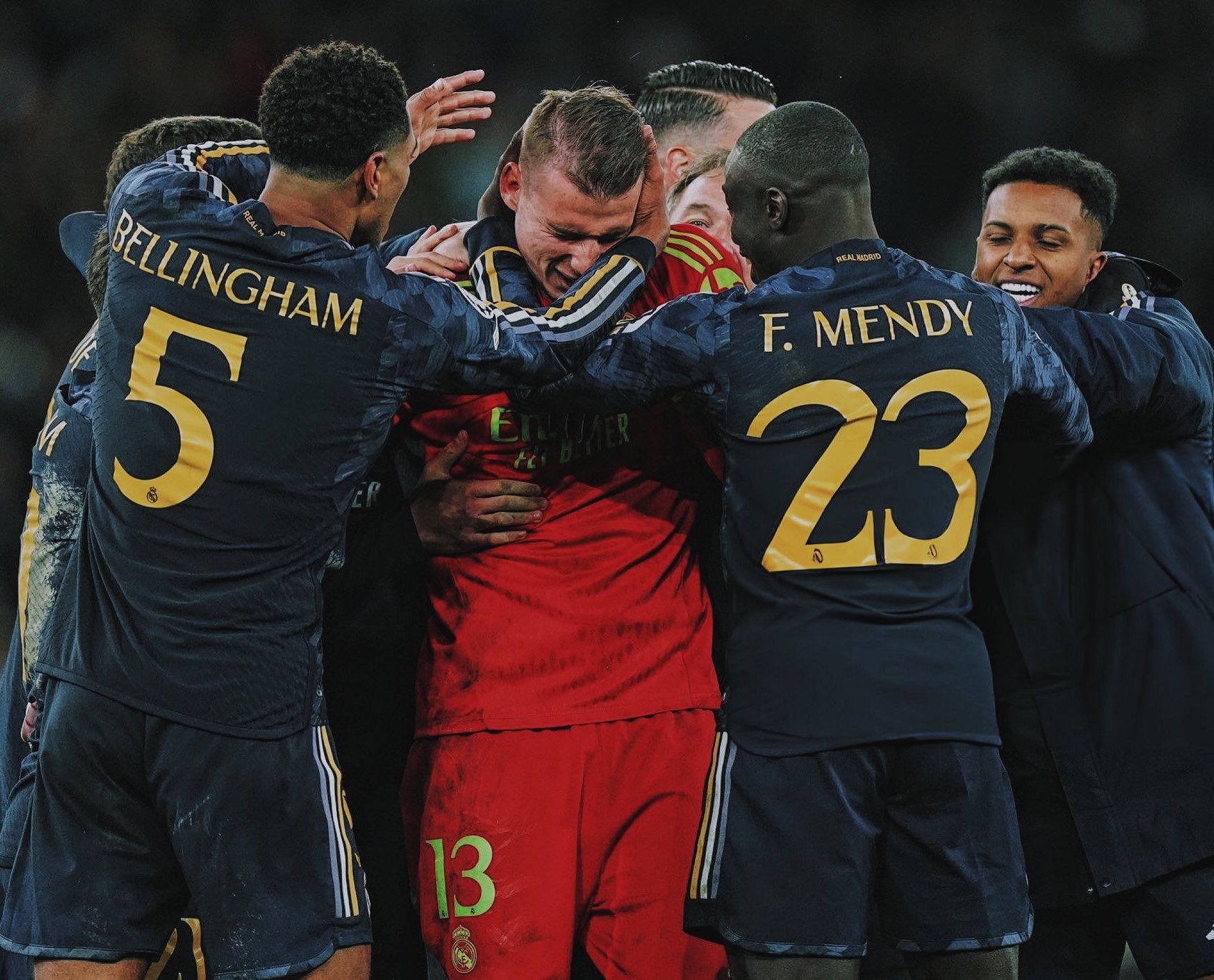 包含雄鹿观众热烈欢呼！，Uzi迎来十二赛季出色发挥再创辉煌时刻的词条