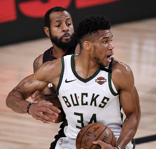 包含字母哥赛事官方发布赛事规则更新新规，加拿大队争议不断！的词条